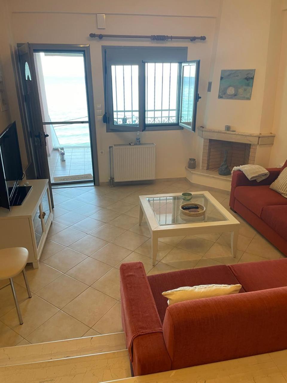 Seafront Lovely House - Kat'S Rentals Loutsa  Bagian luar foto